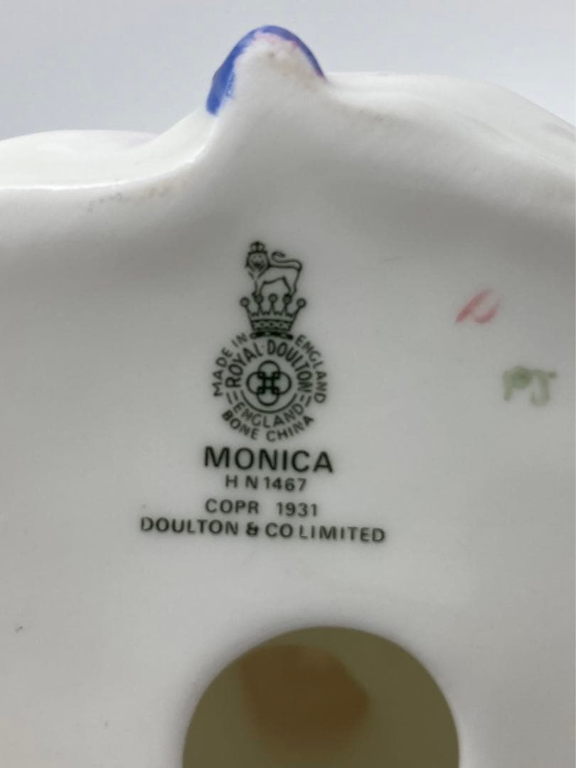 ロイヤルドルトン　フィギュリン　MONICA 陶磁器人形