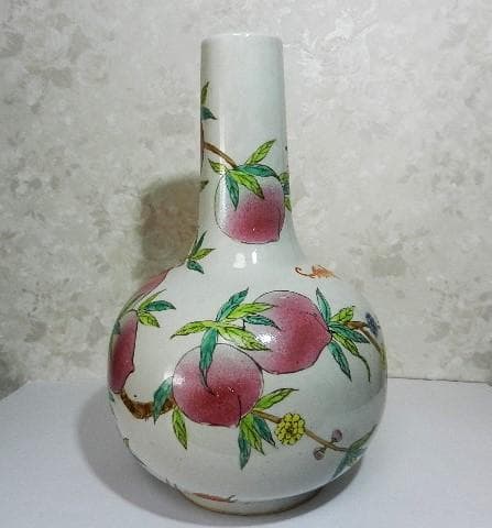 中国粉彩九桃図天球瓶（裏印「乾隆年製」）