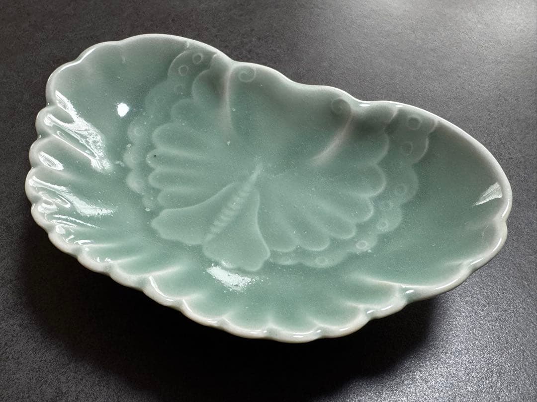 後期鍋島青磁　蝶形陽刻変形皿　平向付