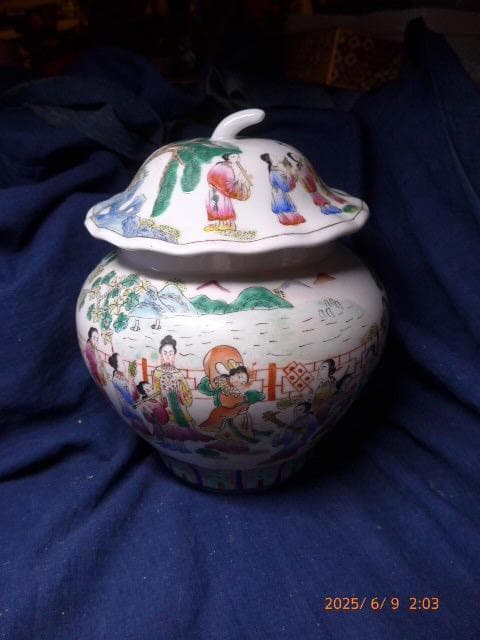 美品　大清同治年製　款 　彩色唐絵美人図 蓋付壺です。高さは約23センチ