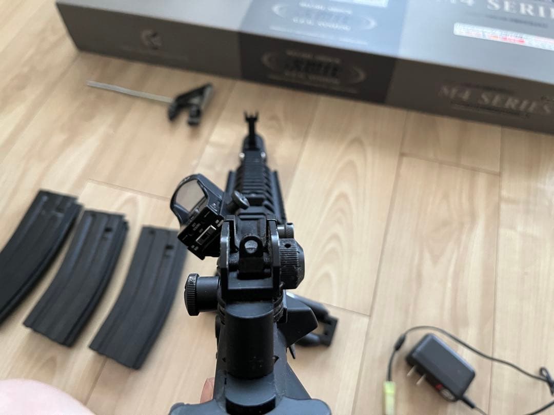 東京マルイ CQB-R M4 カスタム＋充電器＋専用バッテリー付き