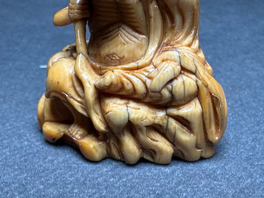 極上　根付　天然素材　アンティーク　骨董　飾り物　古美術品　 置物　細密細工