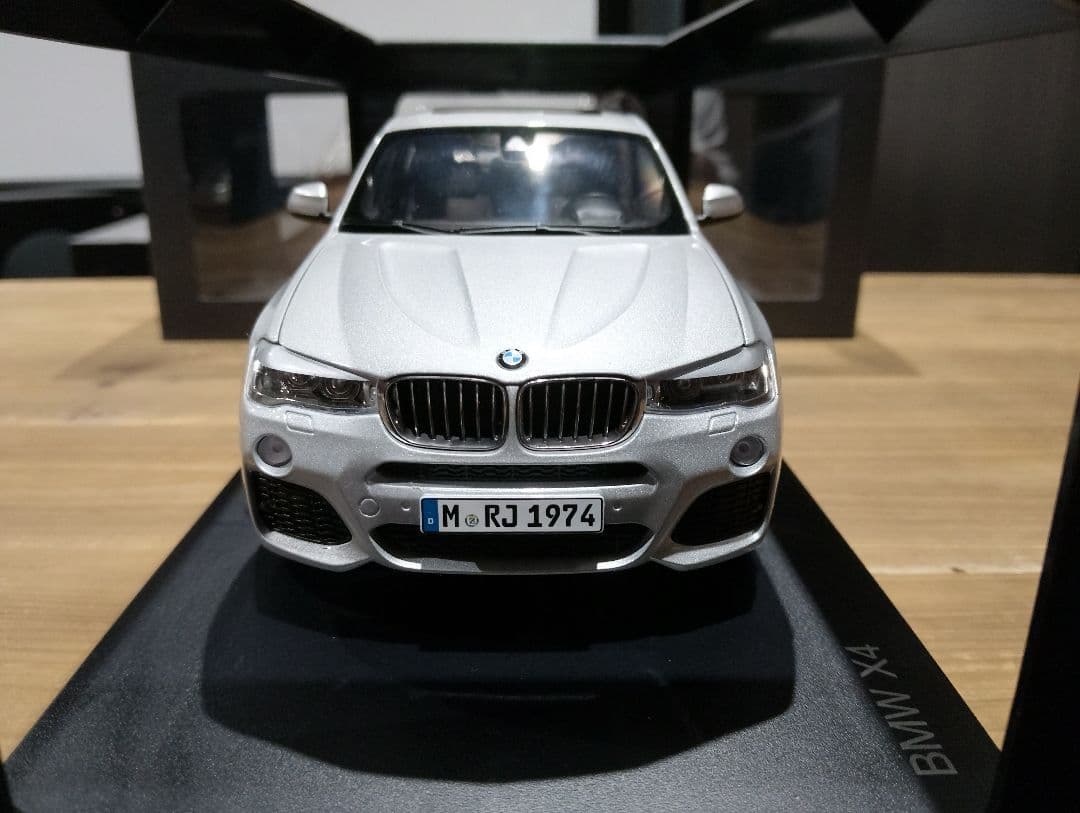 1/18  X4 F26　ディーラー品　ミニカー　シルバー