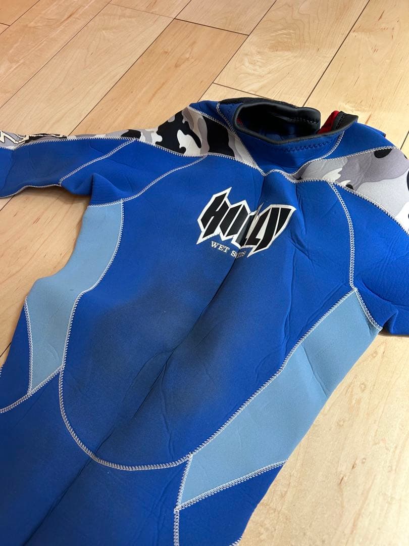 HOLLYフルウェットスーツ 青と迷彩