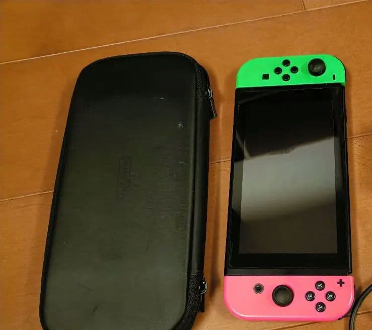 【中古】Nintendo Switch本体のみ、専用ケース付き