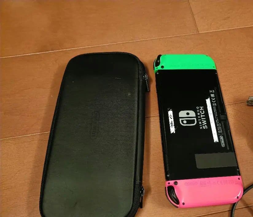 【中古】Nintendo Switch本体のみ、専用ケース付き