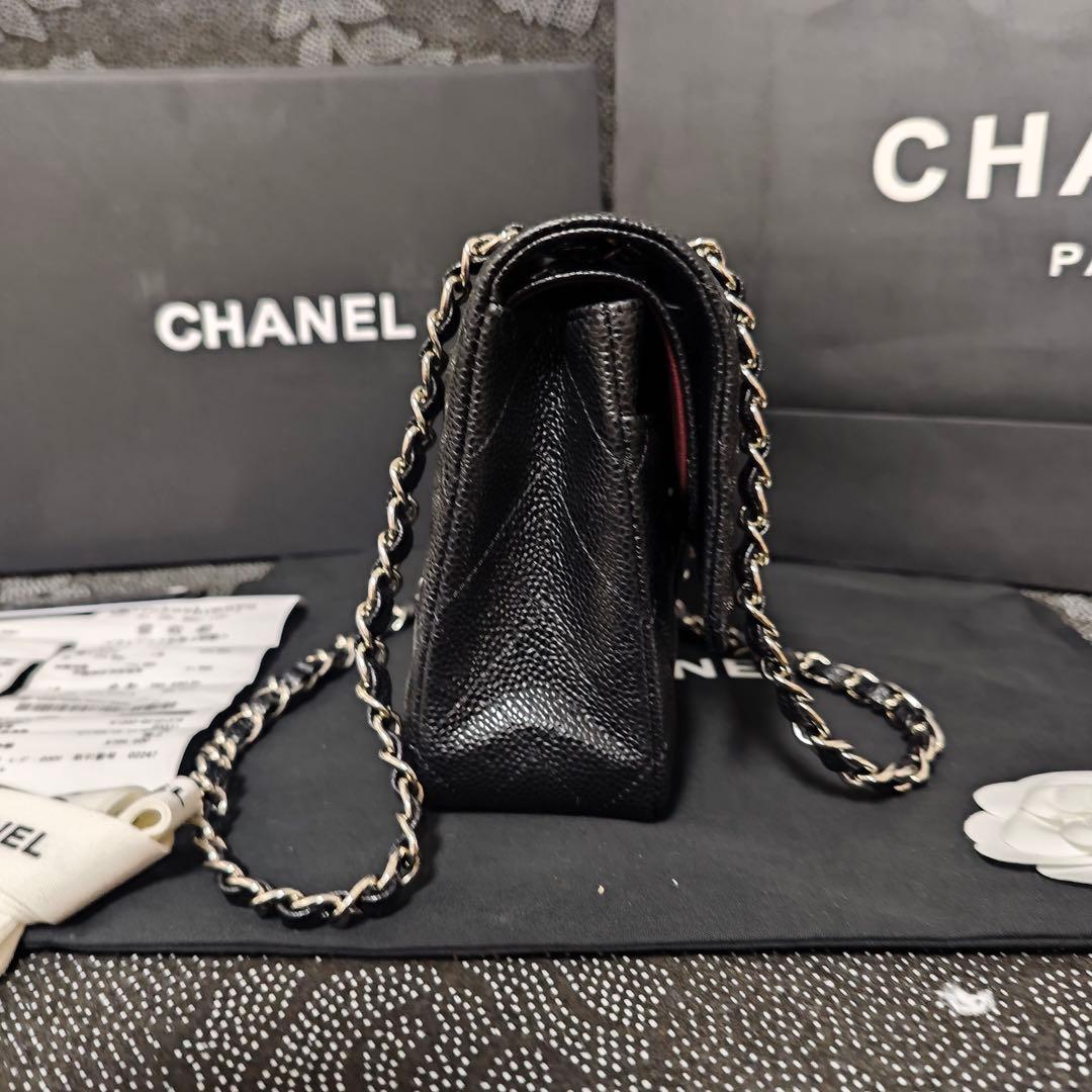 ブラックのキルティングレザー製ショルダーバッグ、シルバーチェーン付き