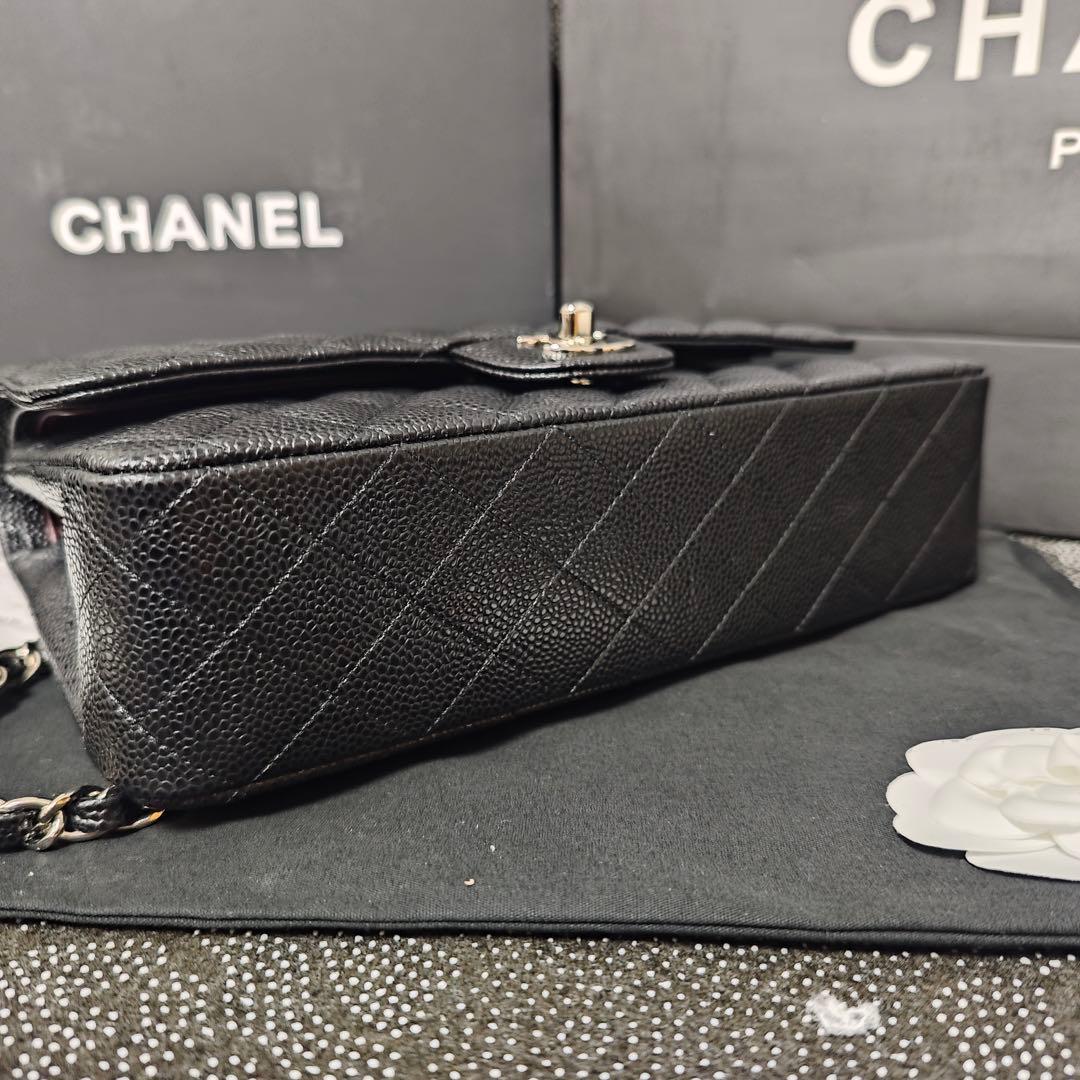 ブラックのキルティングレザー製ショルダーバッグ、シルバーチェーン付き