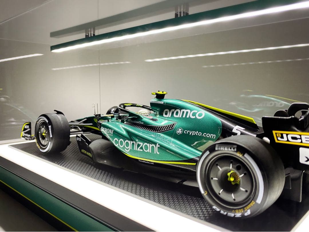 1/18 アストンマーティン AMR22×LEDケース セバスチャン・ベッテル