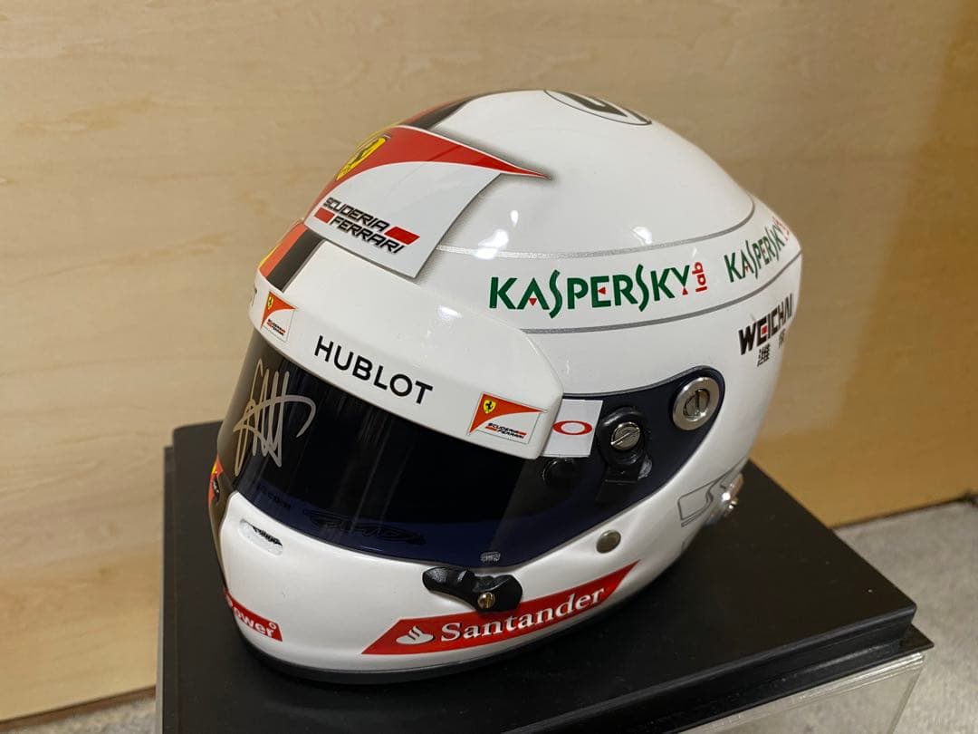 セバスチャン ベッテル 1/2 ヘルメット 直筆サイン入り フェラーリ2015