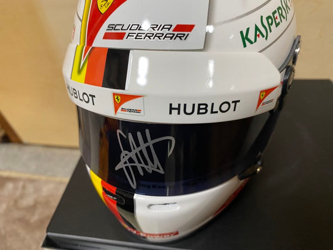 セバスチャン ベッテル 1/2 ヘルメット 直筆サイン入り フェラーリ2015