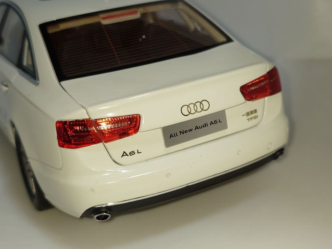 希少 海外流通品 Audi A6L 1/18 ミニカー ホワイト