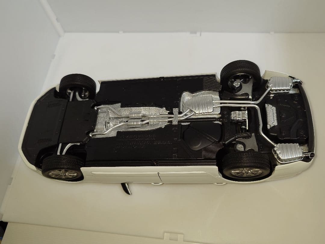 希少 海外流通品 Audi A6L 1/18 ミニカー ホワイト