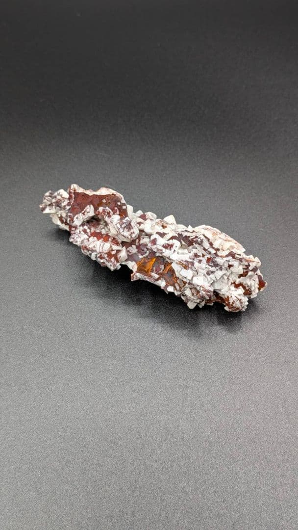 ナミビア ツメブ鉱山産 カルサイト on ゲータイト 共生鉱物標本