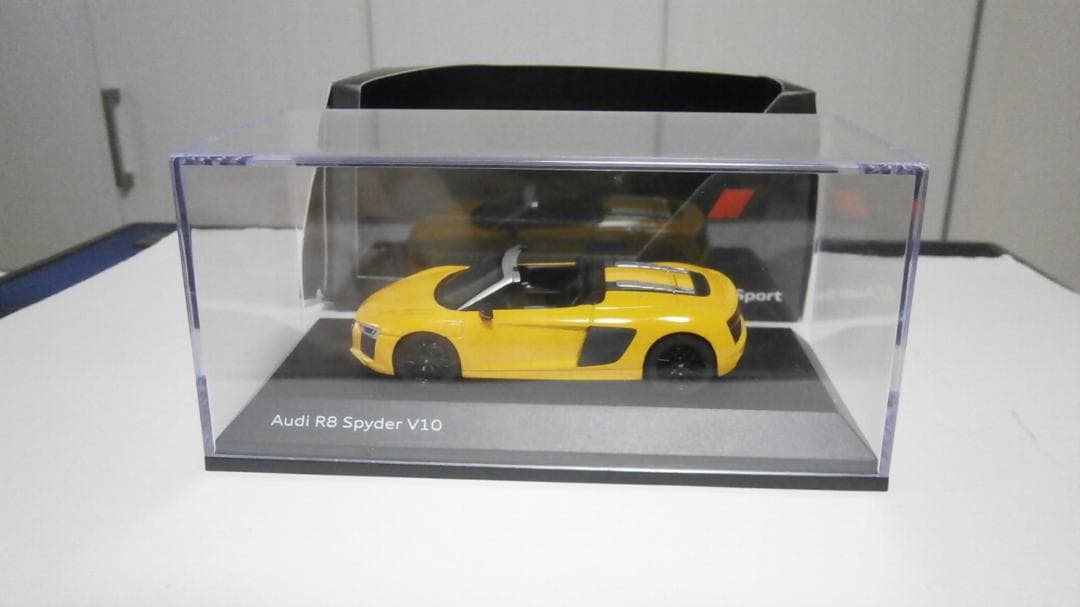 Audi R8 Spyder V10 イエロー ミニカー 1/43