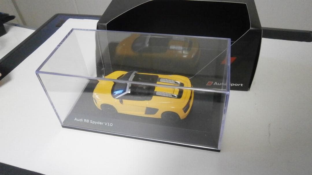 Audi R8 Spyder V10 イエロー ミニカー 1/43