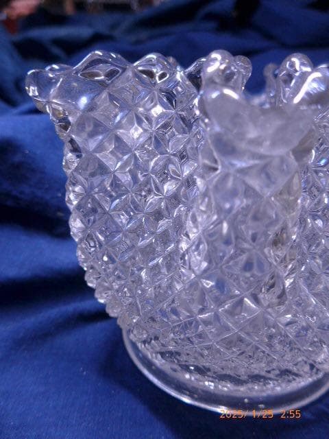 アンティークガラスの花瓶です。60年代のものだと思います