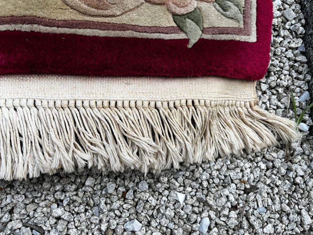 緞通　段通　絨毯　肉厚　花柄　房あり　厚さ2cm 綺麗なワインレッド