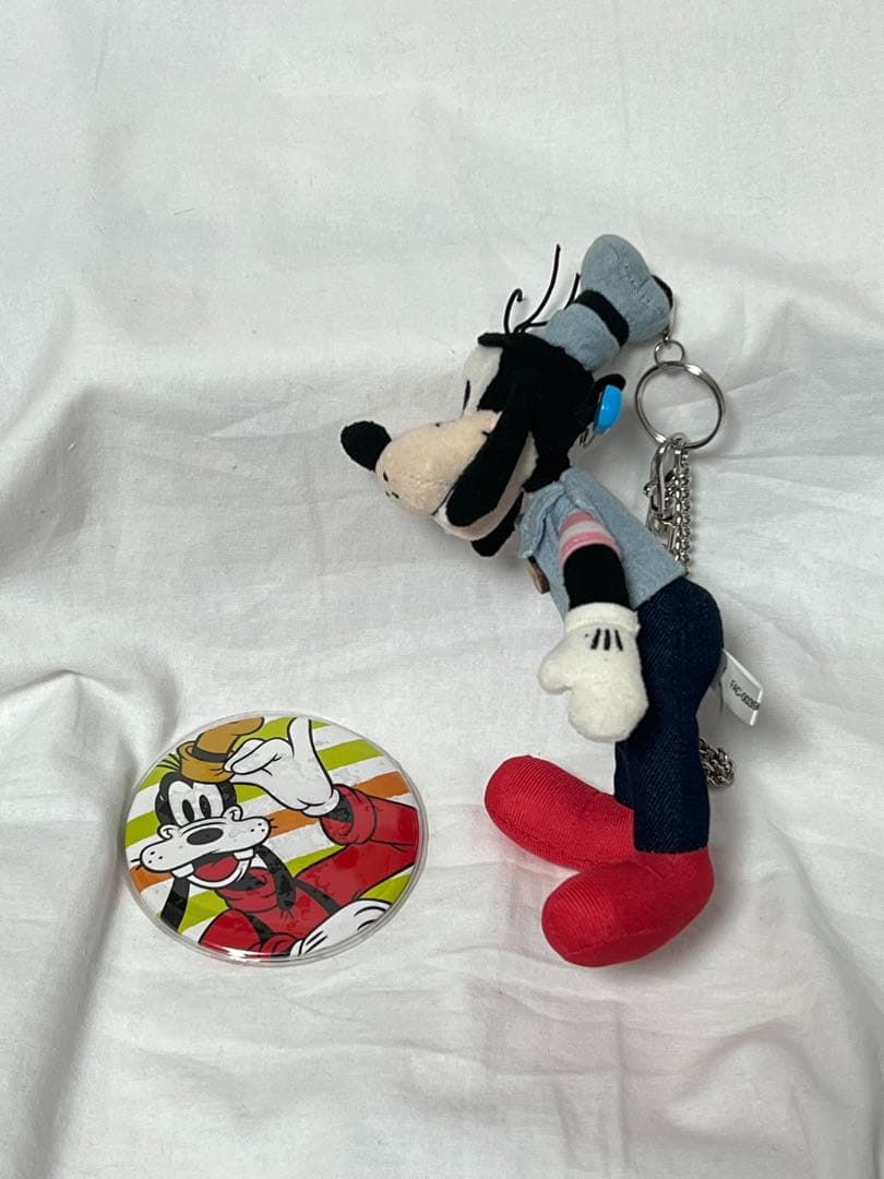 匿名配送/ディズニーストア グーフィー プラッシュキーチェーン＋缶バッジ