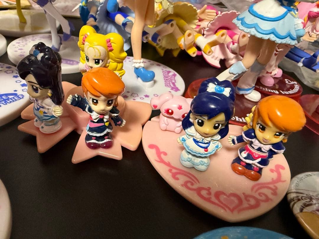 プリキュア グッズセット 大量　フィギュア　色紙　バッジ　　　 キーホルダー