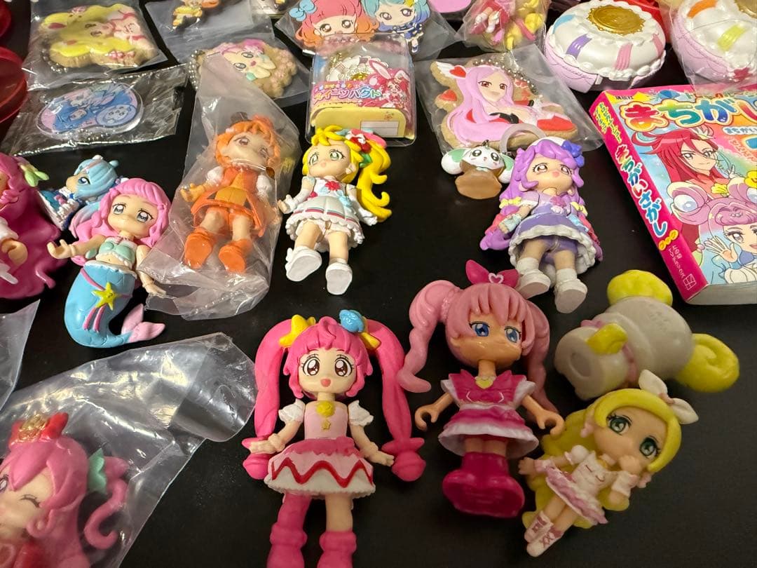 プリキュア グッズセット 大量　フィギュア　色紙　バッジ　　　 キーホルダー