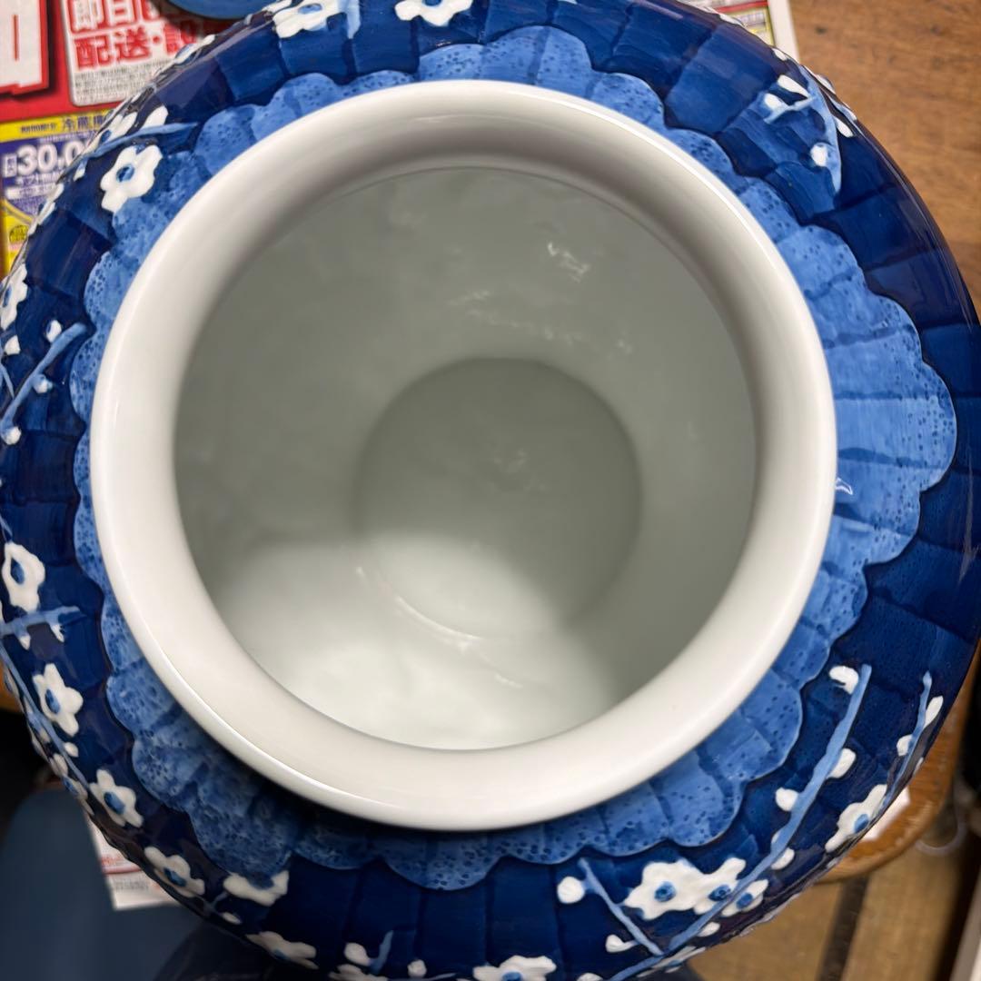 青地に白い花模様の陶器の花瓶