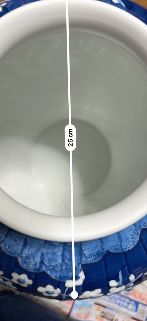 青地に白い花模様の陶器の花瓶