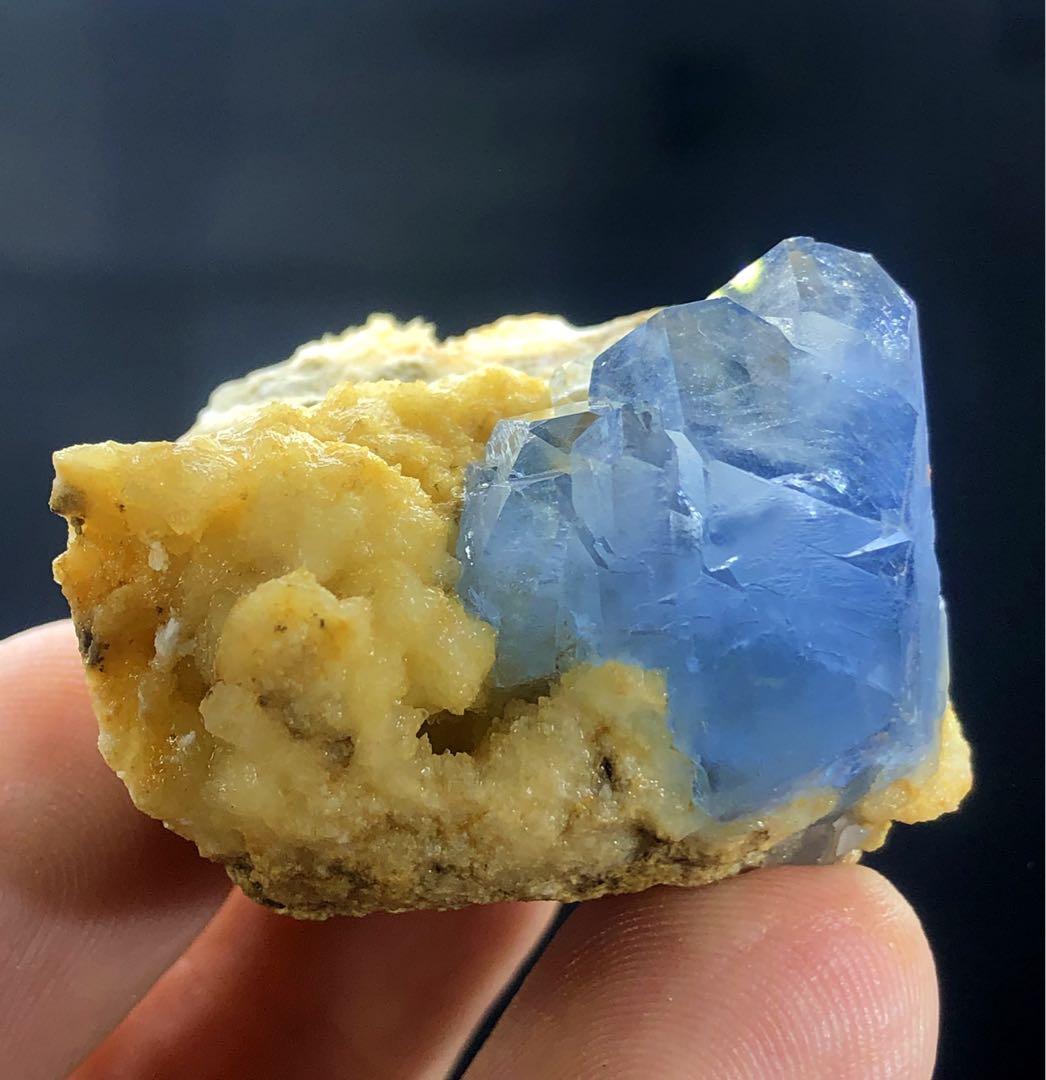 方解石を含むブルーセレスティンクリスタル。