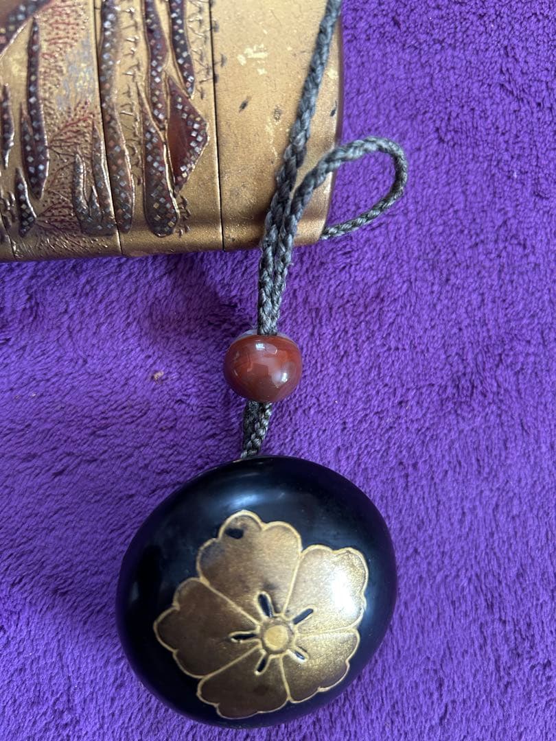 漆塗り印籠 金地の山景色 根付 家紋入り 薬入れ 小物入れ 時代物