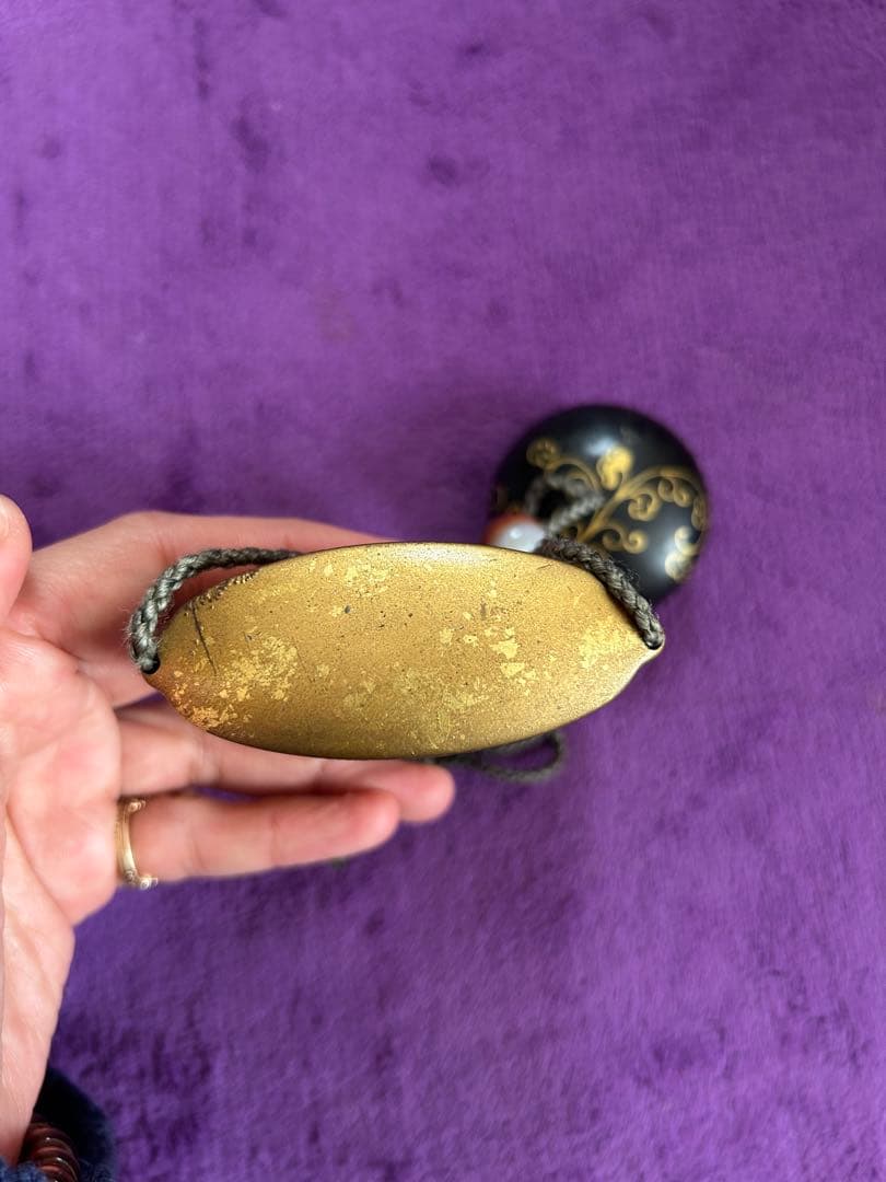 漆塗り印籠 金地の山景色 根付 家紋入り 薬入れ 小物入れ 時代物