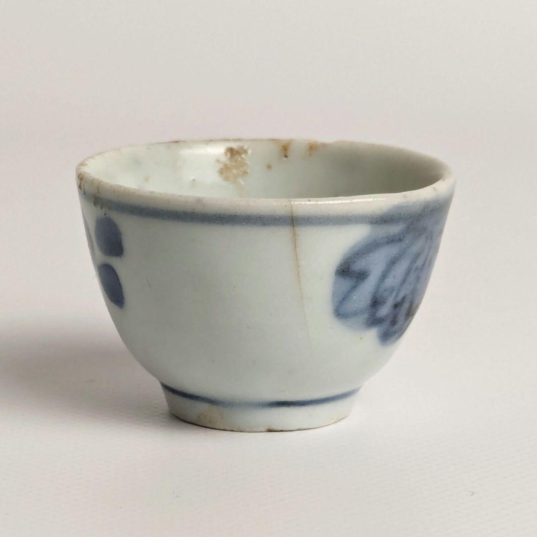 初期伊万里　染付ぐい呑　17世紀　葡萄葉文　　染付盃　酒器　猪口