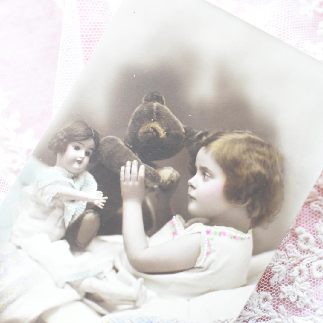 アンティークポストカード　お人形とテディベアとおしゃべりの可愛い少女　1912年