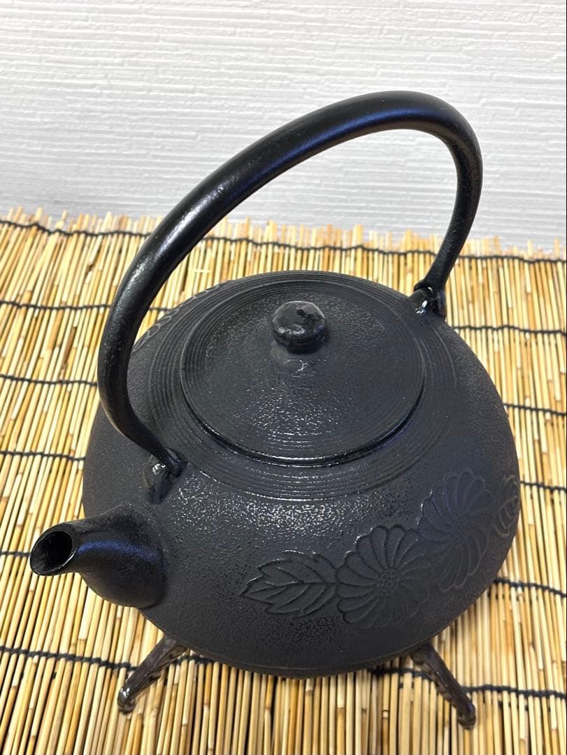 未使用品、供箱、栞付　南部及春南部宝星堂造　２２型　平丸菊　鉄瓶　南部鉄瓶