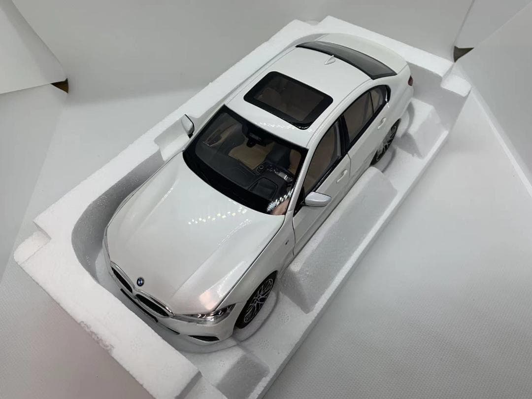 201-001 ノレブ 1/18  330i 2019 White