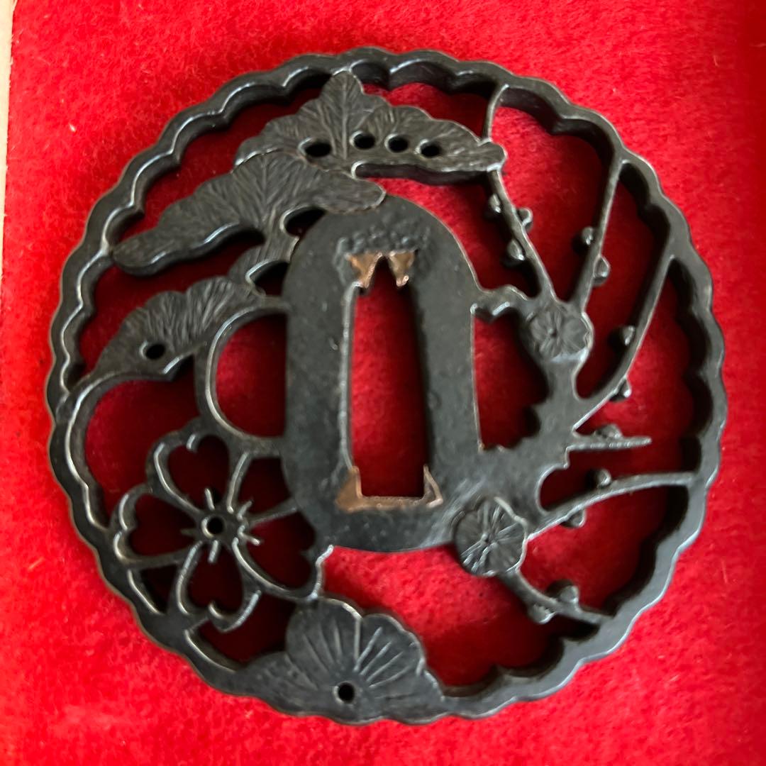 松樹と梅花図の大鍔