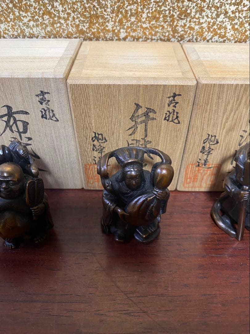 伝統工芸品・高岡銅器の七福神セットです。