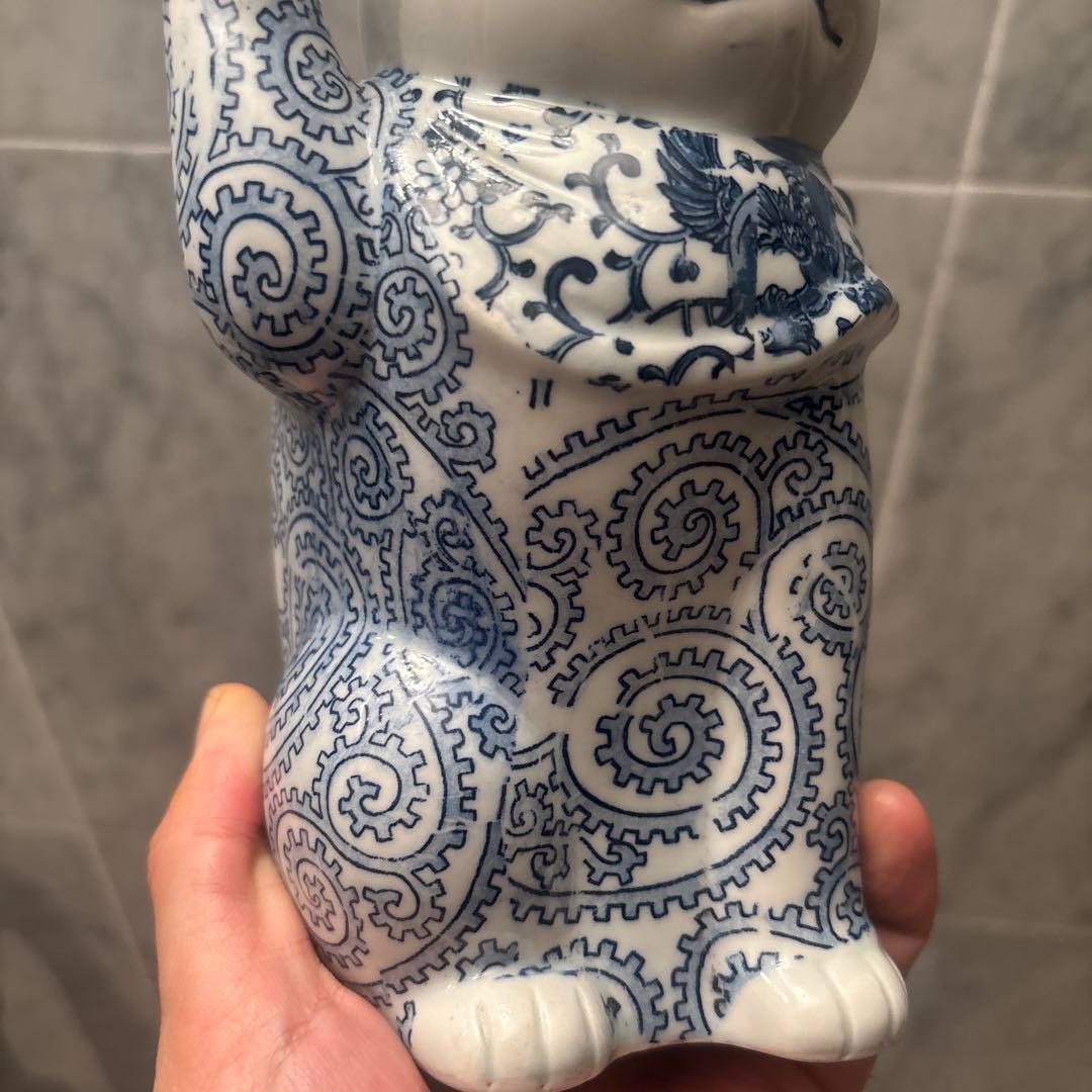 アンティーク　瞳やまつ毛、ヒゲ、体の唐草模様が美しい陶磁器の招き猫