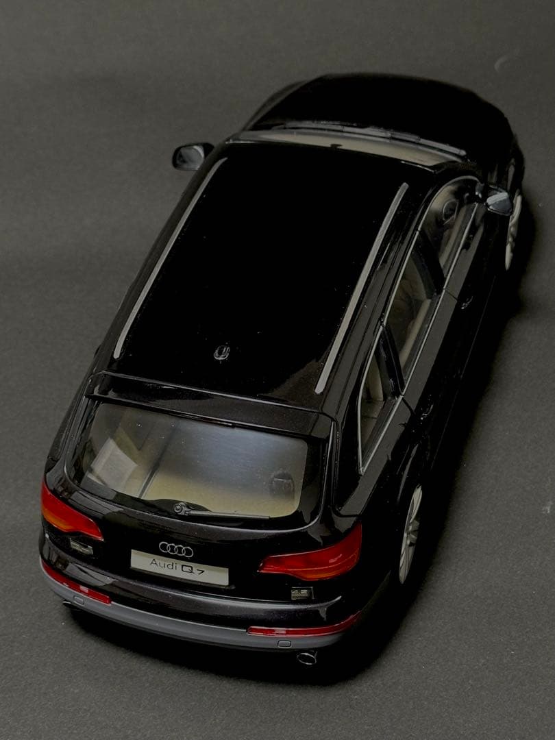 Audi Q7 ミニカー ブラック 1/18 京商製