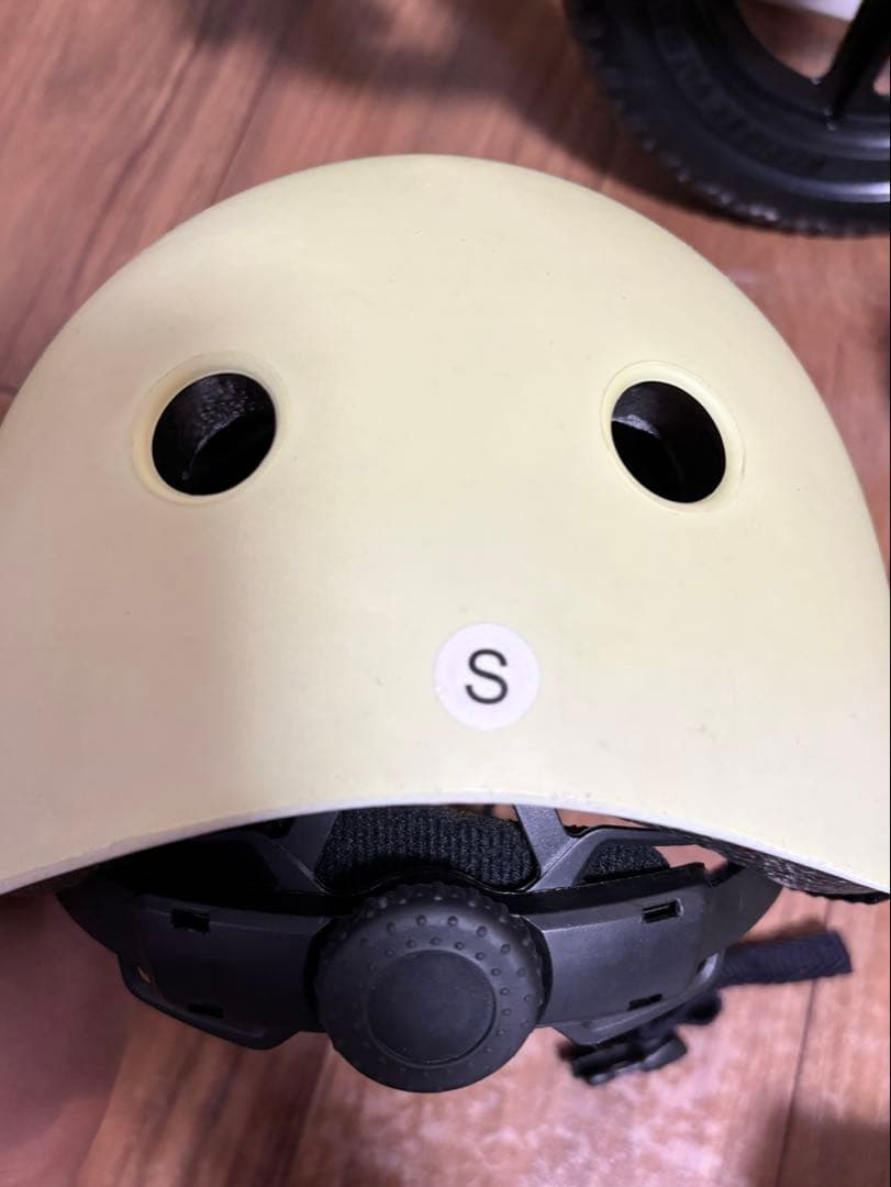 ストライダー　クラシックモデル12インチ　ヘルメット&膝肘プロテクター付き