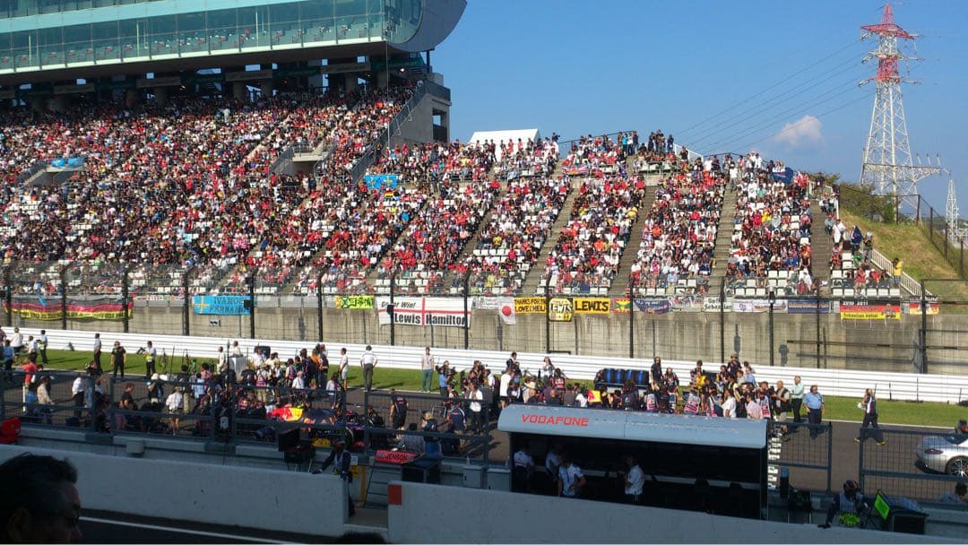 直筆サイン入り　F1レッドブル　ベッテル　1/2ミニヘルメット