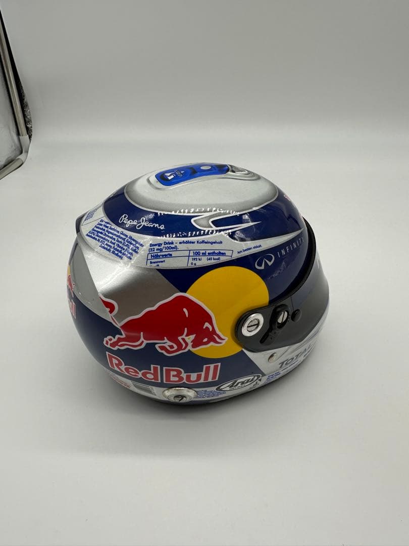 直筆サイン入り　F1レッドブル　ベッテル　1/2ミニヘルメット