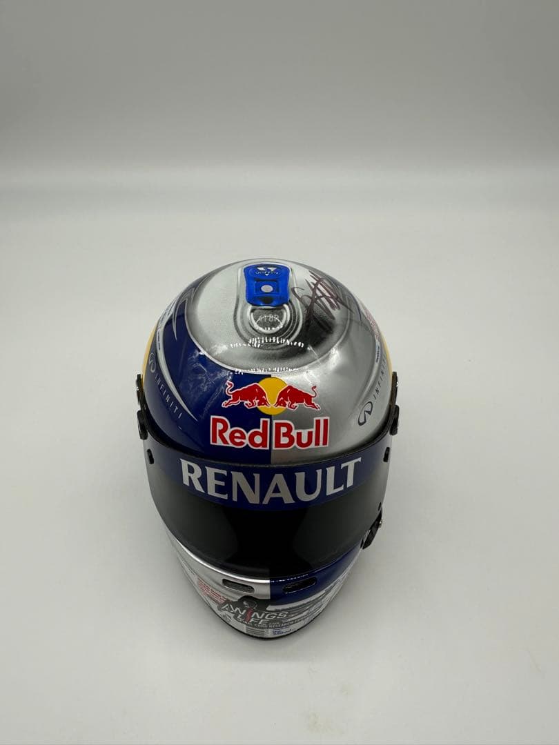 直筆サイン入り　F1レッドブル　ベッテル　1/2ミニヘルメット