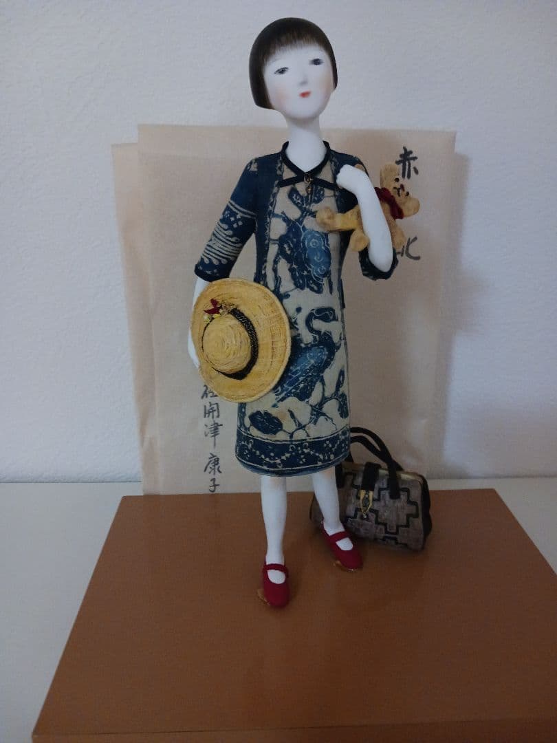 アーティストによる創作人形陶器 　テーマ「赤い靴」