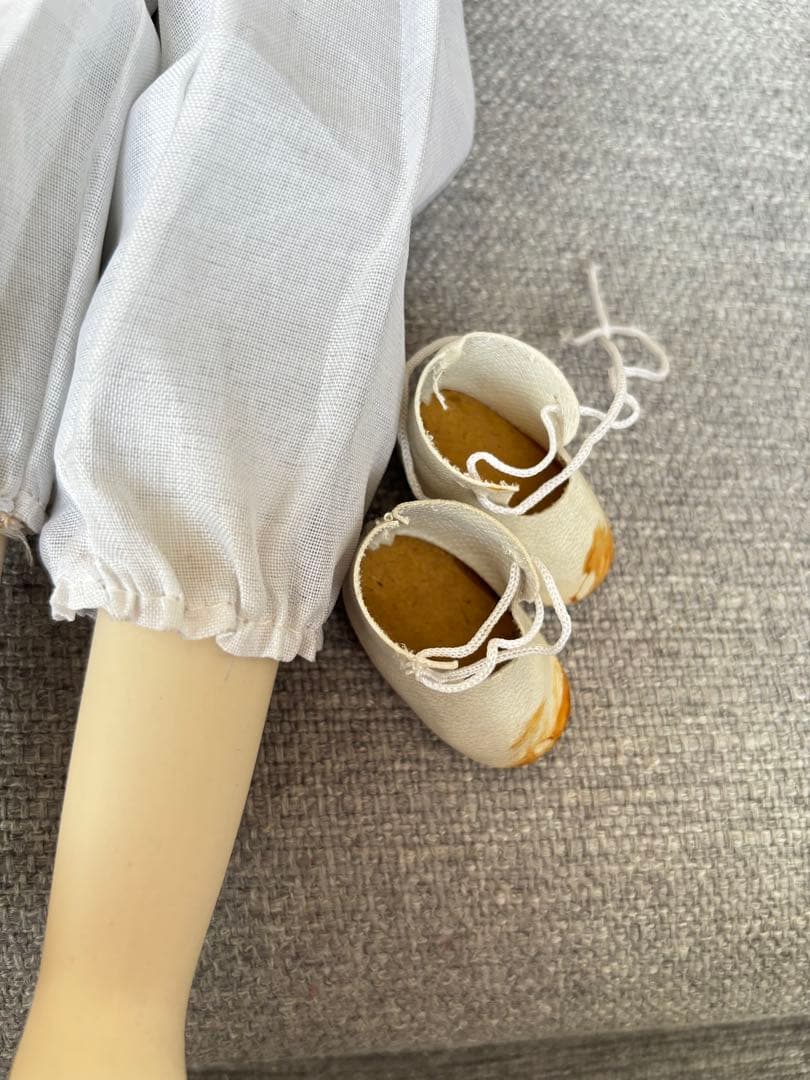 フリル装飾のドール