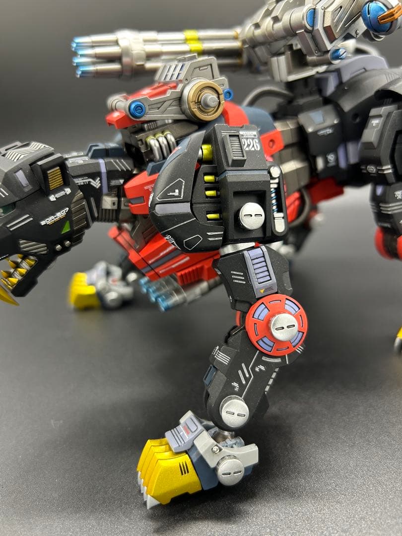 ゾイド　タカラトミー　リアライズ　セイバータイガー(シュバルツスペシャル)