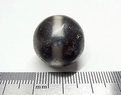 ★K2501★アンティーク　白帯　19ミリ　丸ビーズ　護符アミュレット　薬師玉