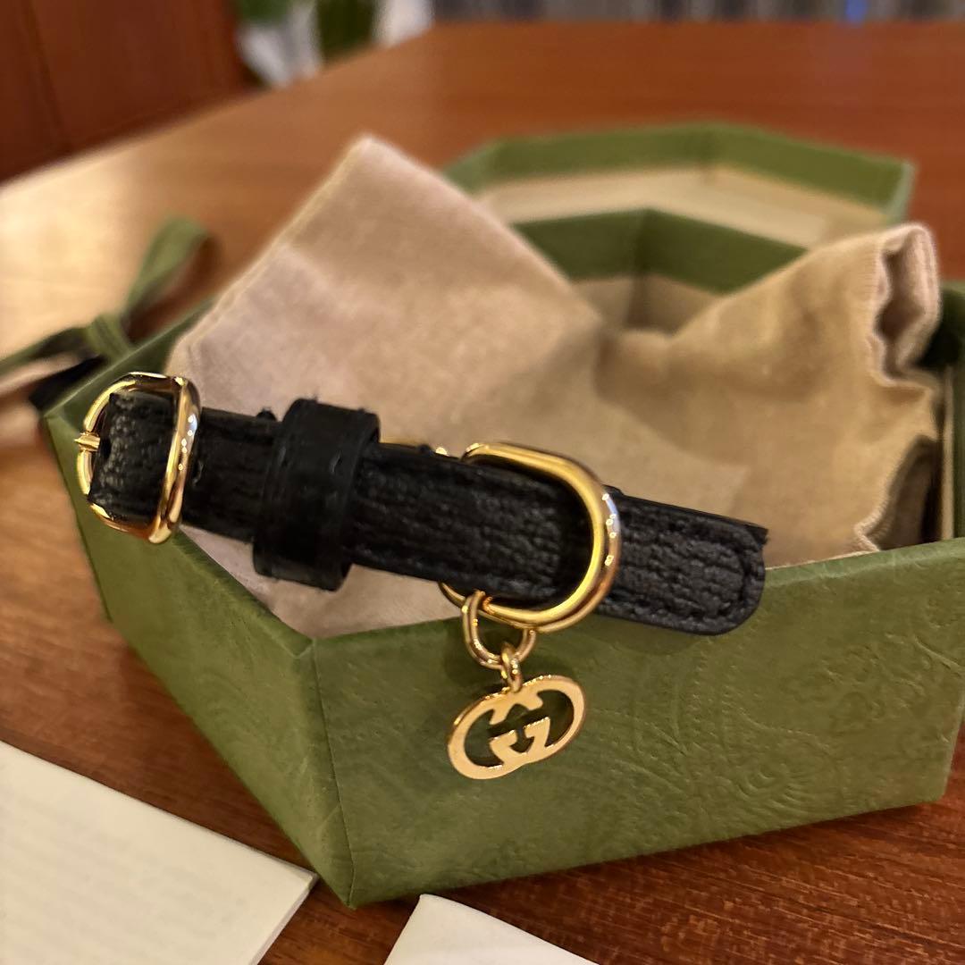 GUCCI ブラックレザー首輪 ゴールド金具付き