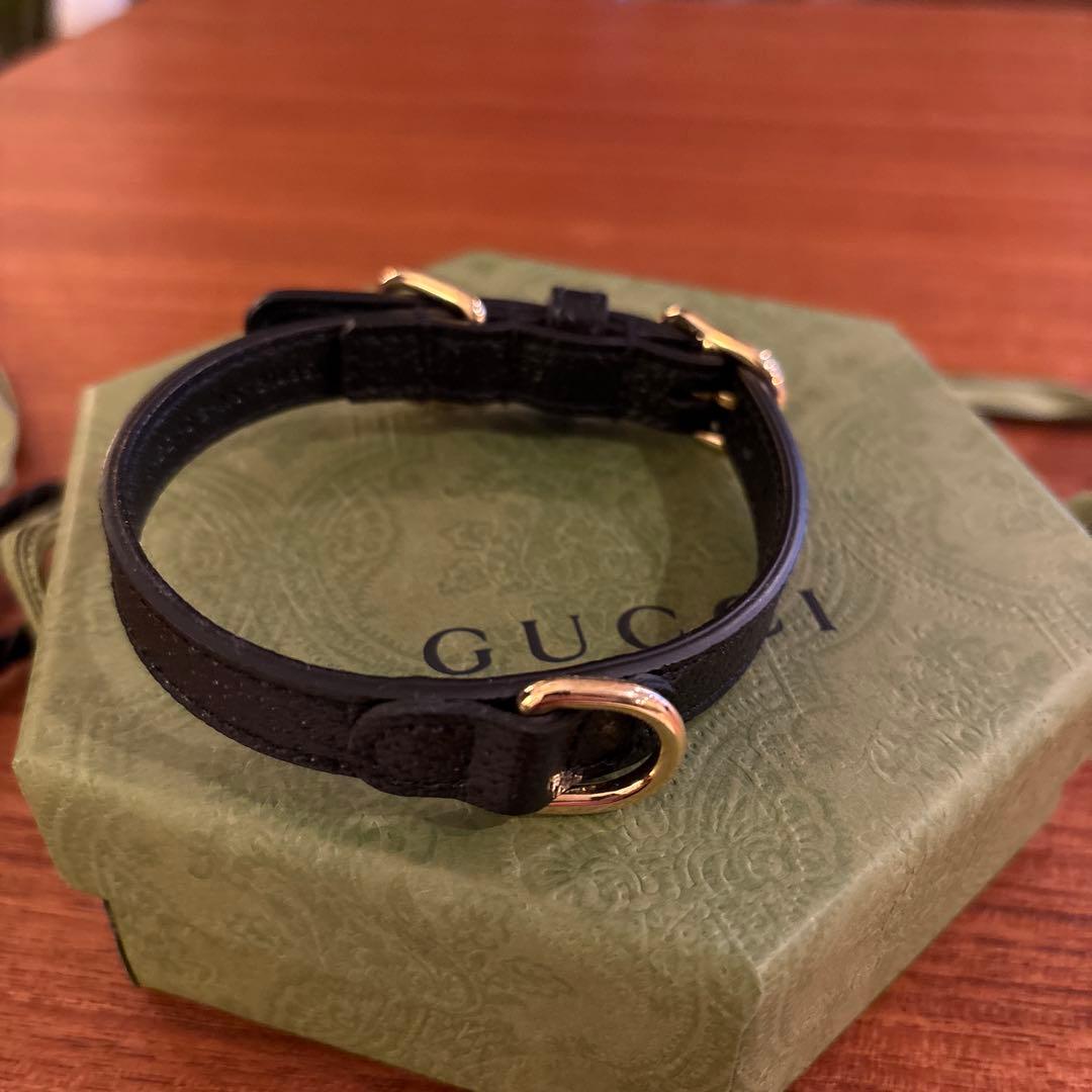 GUCCI ブラックレザー首輪 ゴールド金具付き