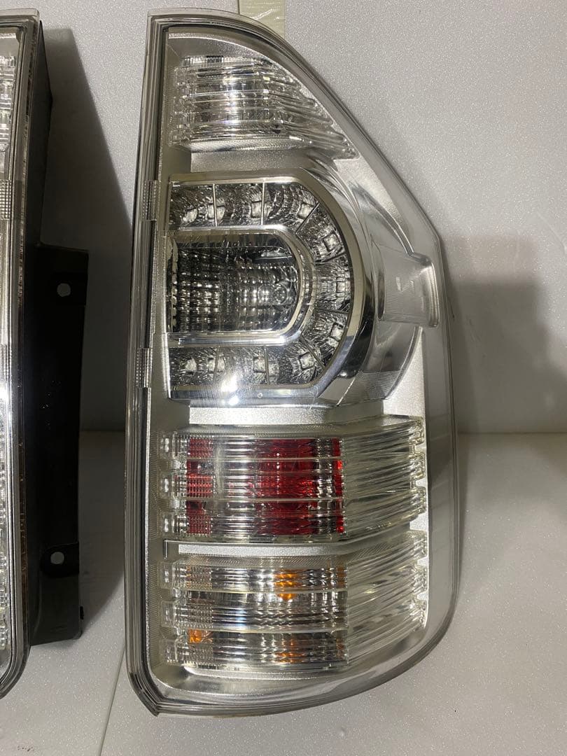 トヨタ ヴォクシー 70系 後期 純正LEDテールライト 左右セット