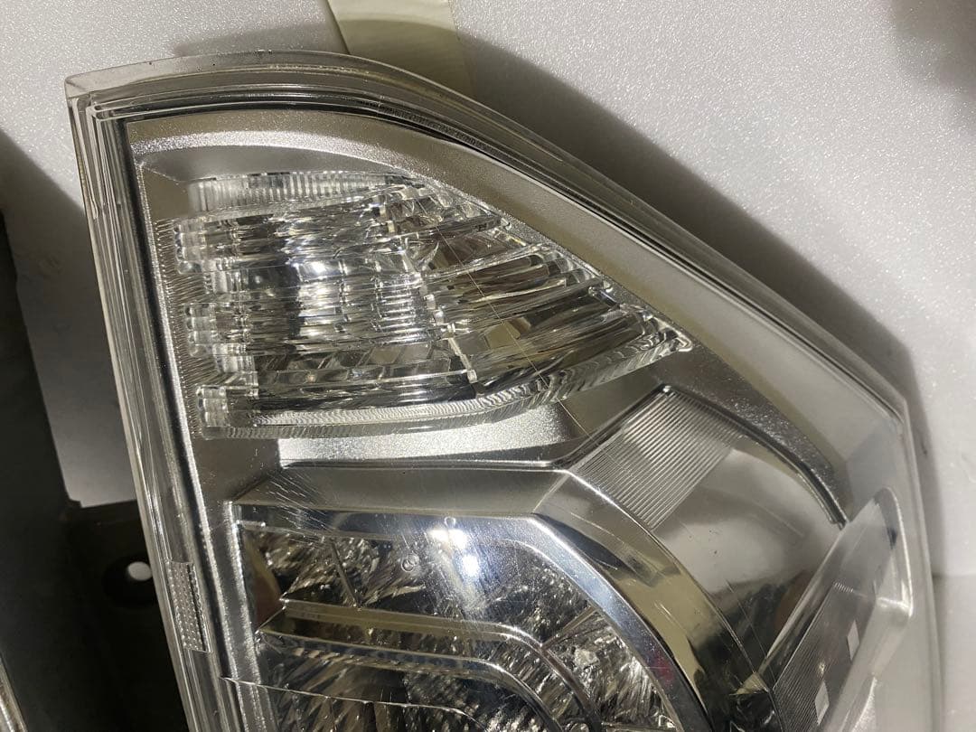 トヨタ ヴォクシー 70系 後期 純正LEDテールライト 左右セット